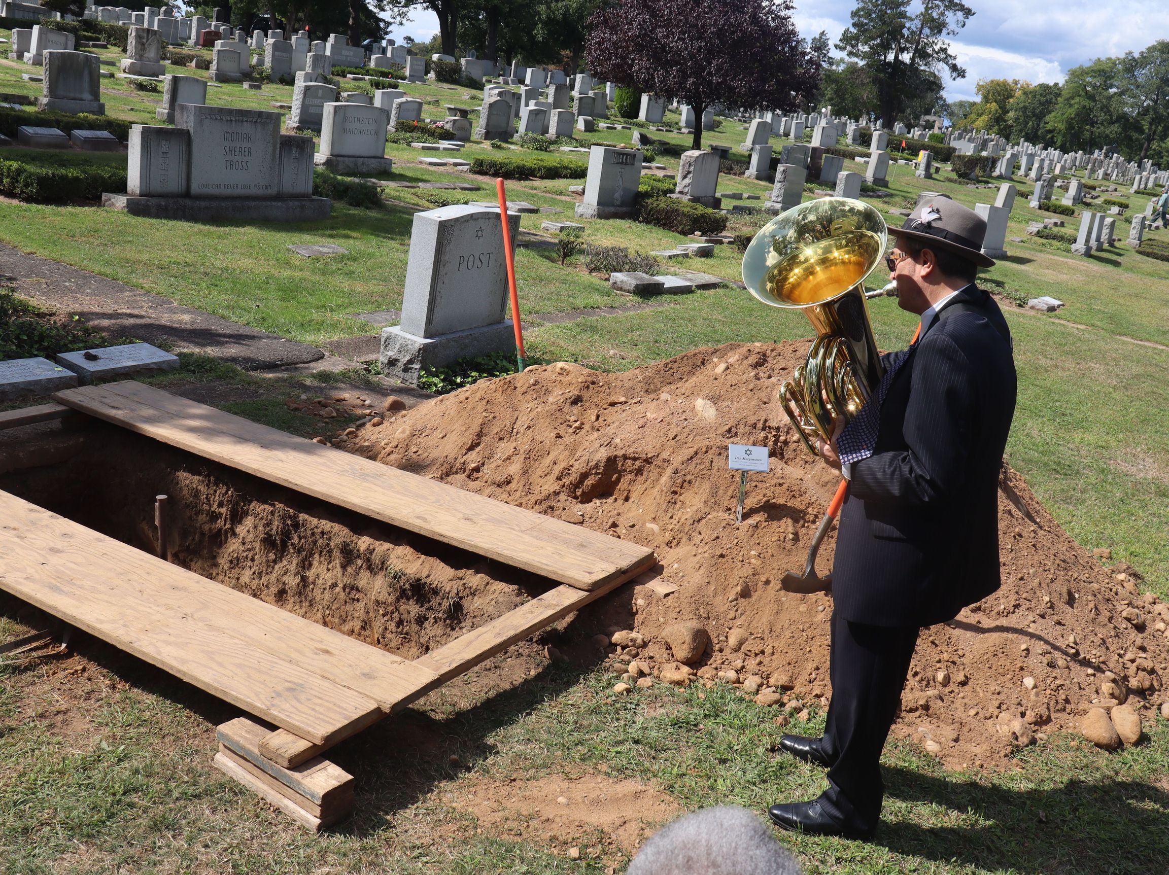 David Ostwald at grave of Dan Morgenstern